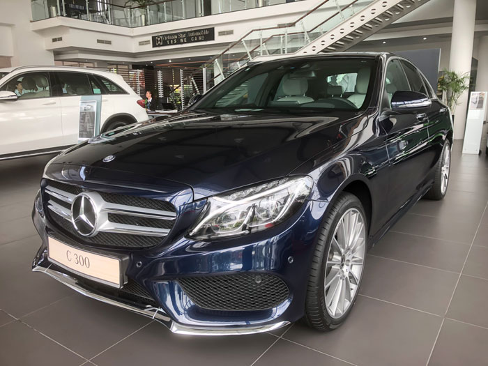 Hình ảnh xe C 300 A.M.G màu xanh đen tại Merc Haxaco