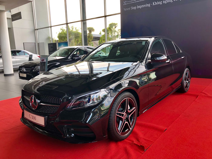 Hình ảnh xe Mercedes C 300 AMG 2019 màu đen tại Mercedes Trường Chinh